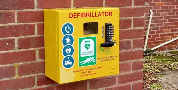 The defibrillator cabinet outside Hatley Village Hall. If you need to use it, first dial 999 – it has been registered with the NHS who will provide the code to open the cabinet door and give instructions for its use.